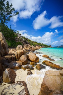 Seyşel Adaları 'nın tropikal sahillerinde bir sürü granit kayası var.