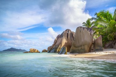Seyşeller 'deki La Digue' deki Anse Kaynağı 'ndaki güzel tropikal plaj.