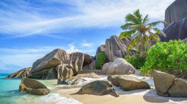 Seyşeller 'deki La Digue' deki Anse Kaynağı 'ndaki güzel tropikal plaj.