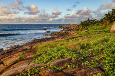 Gündoğumu tropikal kayalık sahil şeridinde Anse songe on la digue on the Seychelles
