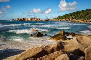 Seyşeller 'deki La Digue' de güzel bir tropikal plajda granit kayalar.