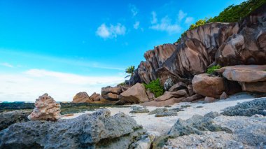 Granit kayalar Seyşeller 'deki tropikal plajda büyük anse.