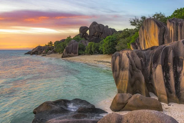 Zonsondergang Aan Het Tropische Strand Anse Bron Argent Digue Seychellen — Stockfoto