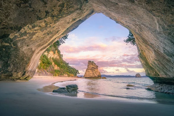 Vista Desde Cueva Playa Cala Catedral Amanecer Coromandel Nueva Zelanda —  Fotos de Stock