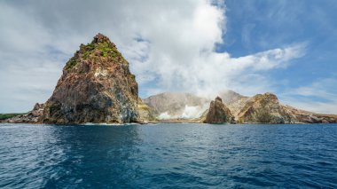 Yeni Zelanda 'daki Beyaz Ada' daki volkanın üzerinde duman.