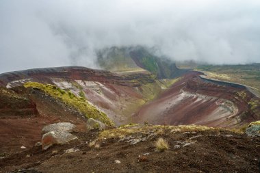 Yeni Zelanda 'daki Tarawera Dağı' nın volkanik kraterindeki bulutlar