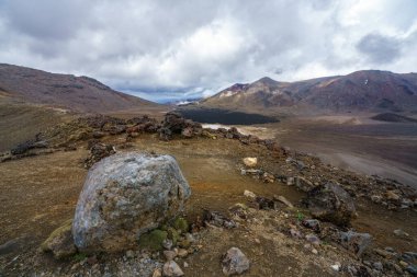 Yeni Zelanda 'daki koni volkanı Ngauruhoe Dağı' ndan Tongariro Alp Dağları 'na yürüyorum.