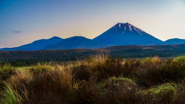 Wschód Słońca Nad Stożkowym Wulkanem Góra Ngauruhoe Tongariro Nowej Zelandii — Zdjęcie stockowe