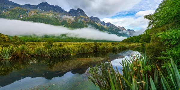 ニュージーランドのサウスランドにある鏡湖の山々の反射は — ストック写真