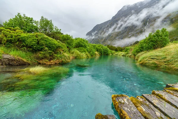 Dřevěný Most Přes Tyrkysovou Vodu Řeky Horách Dešti Gertrude Údolí — Stock fotografie