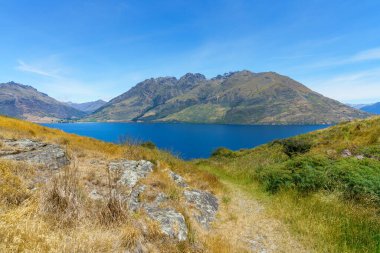 Yeni Zelanda, Queenstown 'daki Wakatipu Gölü manzaralı yürüyüş rotası