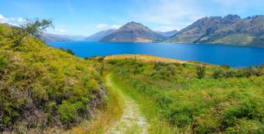 Yeni Zelanda, Queenstown 'daki Wakatipu Gölü manzaralı yürüyüş rotası