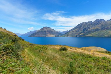 Yeni Zelanda, Queenstown 'daki Wakatipu Gölü manzaralı yürüyüş rotası