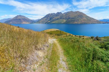 Yeni Zelanda, Queenstown 'daki Wakatipu Gölü manzaralı yürüyüş rotası