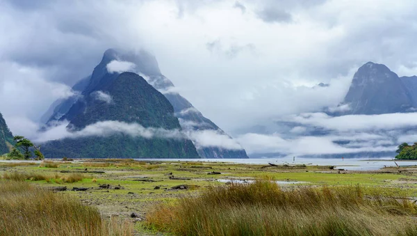 Nuvens Envolto Picos Famosa Maravilha Natural Milford Som Nova Zelândia — Fotografia de Stock