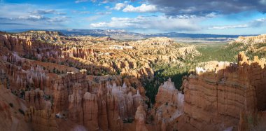 Amerika 'daki Bryce Canyon Ulusal Parkı' nda yürüyüş yapmak.