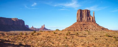 Amerika 'daki anıt vadisinde manzaralı bir gezinti.