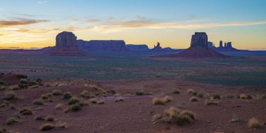 Amerika 'daki Anıt Vadisi' nde gün batımı