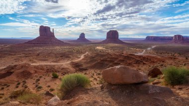Amerika 'daki anıt vadisinde manzaralı bir gezinti.