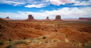 Amerika 'daki anıt vadisinde manzaralı bir gezinti.