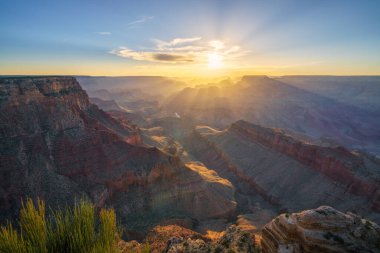Arizona 'daki Büyük Kanyon' un güney ucunda günbatımı.