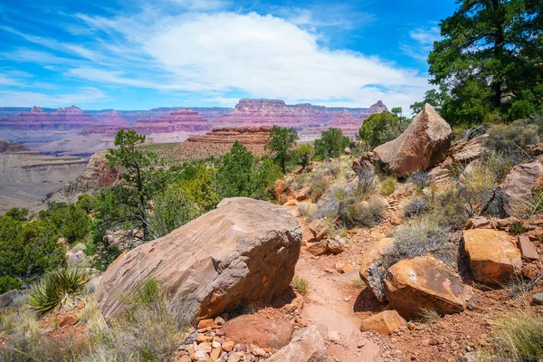 アメリカのアリゾナ州のグランドキャニオンの南縁にある壮大な歩道をハイキングし — ストック写真