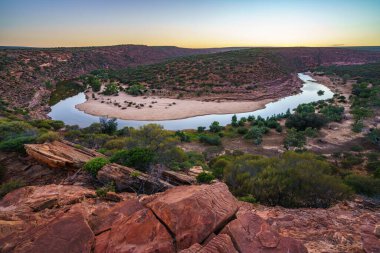 Murchison nehrinin at nalı kıvrımlı doğanın penceresinin yanındaki Kalbarri Ulusal Parkı, Batı Avustralya gün doğumunda