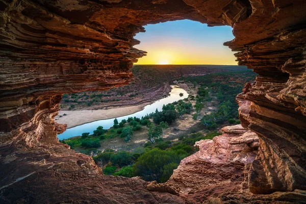 西オーストラリア州のカルバリ国立公園の砂漠にある自然の窓で日の出 — ストック写真