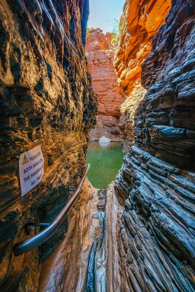 西オーストラリア州カリジニ国立公園のウェアノ峡谷の手すりプールへのハイキング — ストック写真