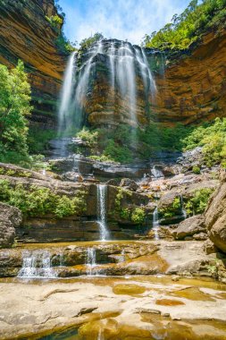 Mavi dağların ulusal parkında güzel şelaleler. Wenthworth Şelalesi, Yeni Güney Galler, Avustralya