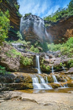 Mavi dağların ulusal parkında güzel şelaleler. Wenthworth Şelalesi, Yeni Güney Galler, Avustralya