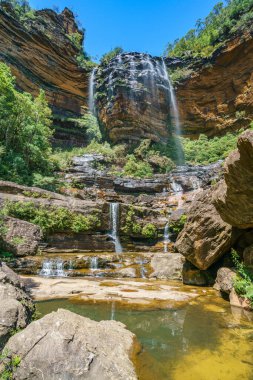 Mavi dağların ulusal parkında güzel şelaleler. Wenthworth Şelalesi, Yeni Güney Galler, Avustralya
