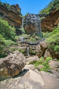Mavi dağların ulusal parkında güzel şelaleler. Wenthworth Şelalesi, Yeni Güney Galler, Avustralya