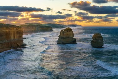 Gündoğumunda ünlü Gibson basamakları, 12 havari, Victoria, Avustralya 'da büyük okyanus yolu