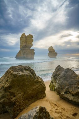 Günbatımında ünlü Gibson adımları, 12 havari, Victoria, Avustralya 'da büyük okyanus yolu.