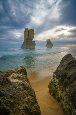 Günbatımında ünlü Gibson adımları, 12 havari, Victoria, Avustralya 'da büyük okyanus yolu.