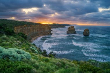 Gündoğumunda ünlü Gibson basamakları, 12 havari, Victoria, Avustralya 'da büyük okyanus yolu