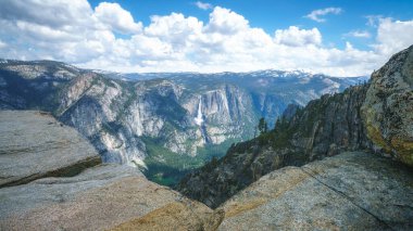 Amerika 'daki Yosemite Ulusal Parkı' na kadar Pohono Yolu 'nu yürüyeceğiz.