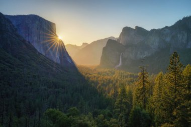 Yosemite Ulusal Parkı 'ndaki tünel manzarasında gün doğumu, ABD' deki Kaliforniya.
