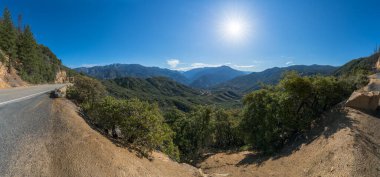 Amerika 'daki Kings Canyon Ulusal Parkı manzaralı yol.