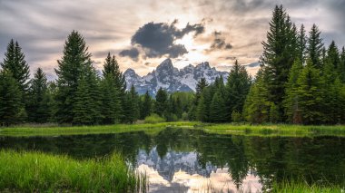 Gün batımı Schwabacher sahasında, Grand Teton Ulusal Parkı ABD Wyoming 'de.