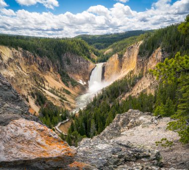 Wyoming, ABD 'deki Yellowstone Ulusal Parkı' nın daha alçak düşüşleri.