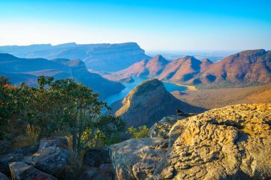 Güney Afrika 'da gün batımında üç Rondavel ve Blyde River Canyon manzarası