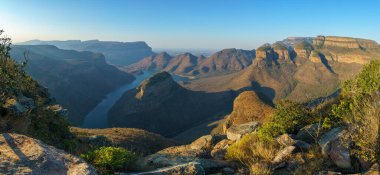 Güney Afrika 'da gün batımında üç Rondavel ve Blyde River Canyon manzarası