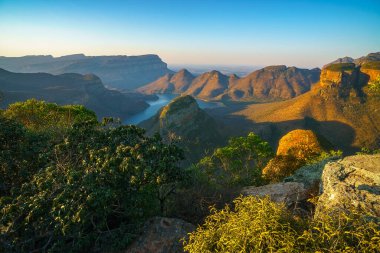Güney Afrika 'da gün batımında üç Rondavel ve Blyde River Canyon manzarası