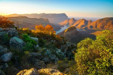 Güney Afrika 'da gün batımında üç Rondavel ve Blyde River Canyon manzarası