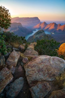 Güney Afrika 'da gün batımında üç Rondavel ve Blyde River Canyon manzarası