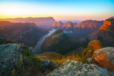 Güney Afrika 'da gün batımında üç Rondavel ve Blyde River Canyon manzarası