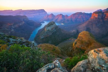 Güney Afrika 'da gün batımında üç Rondavel ve Blyde River Canyon manzarası