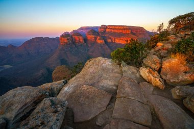 Güney Afrika 'da gün batımında üç Rondavel ve Blyde River Canyon manzarası